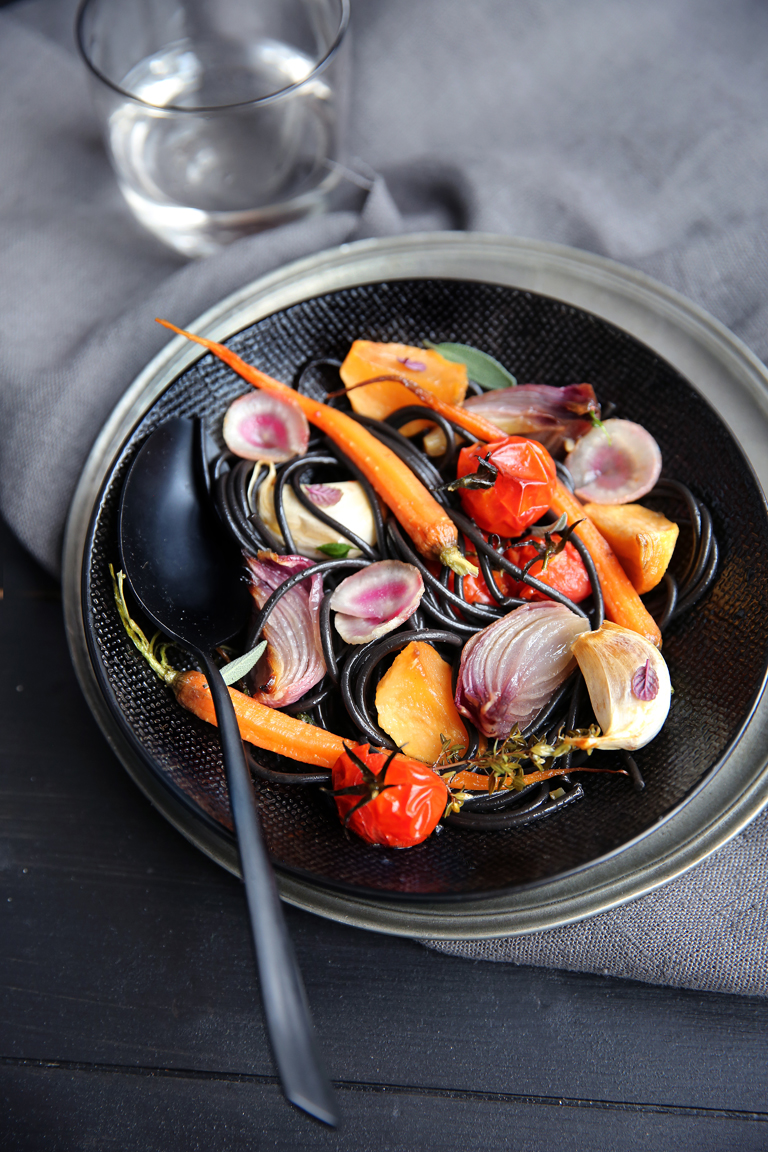 Spaghettis à l'encre de seiche, légumes rôtis - Stephatable