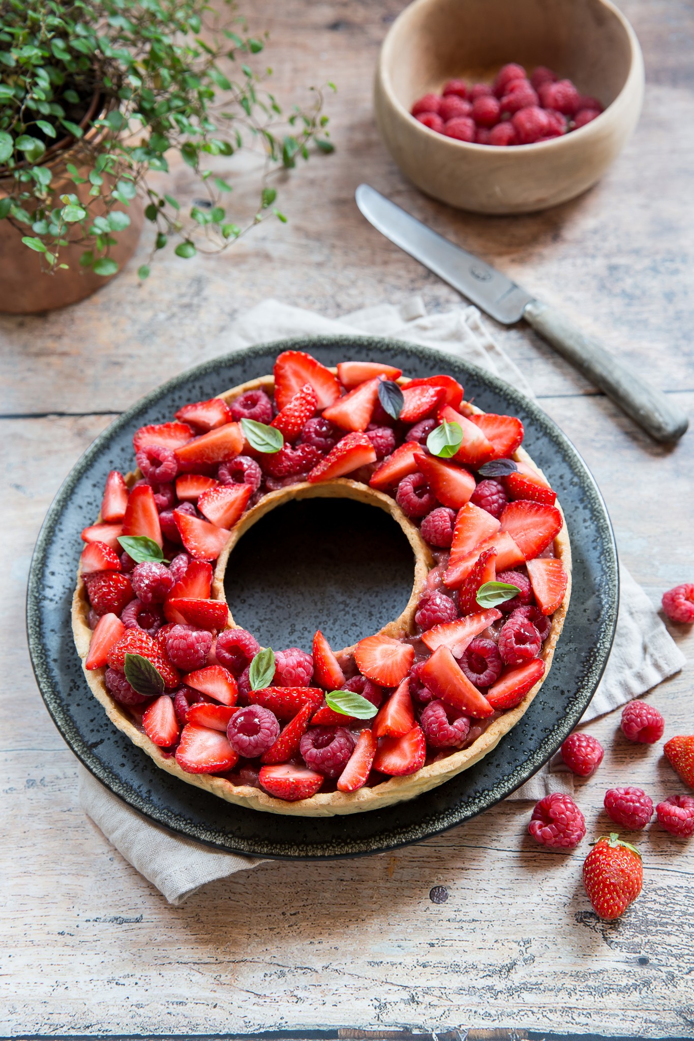 Tarte à trou aux fraises et framboises compote fraise rhubarbe