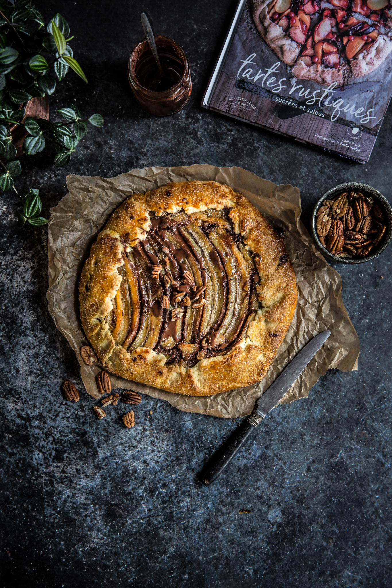 Tarte rustique banane chocolat pécan