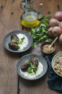 Kefta de boeuf au cumin, creme aux herbes fraiches